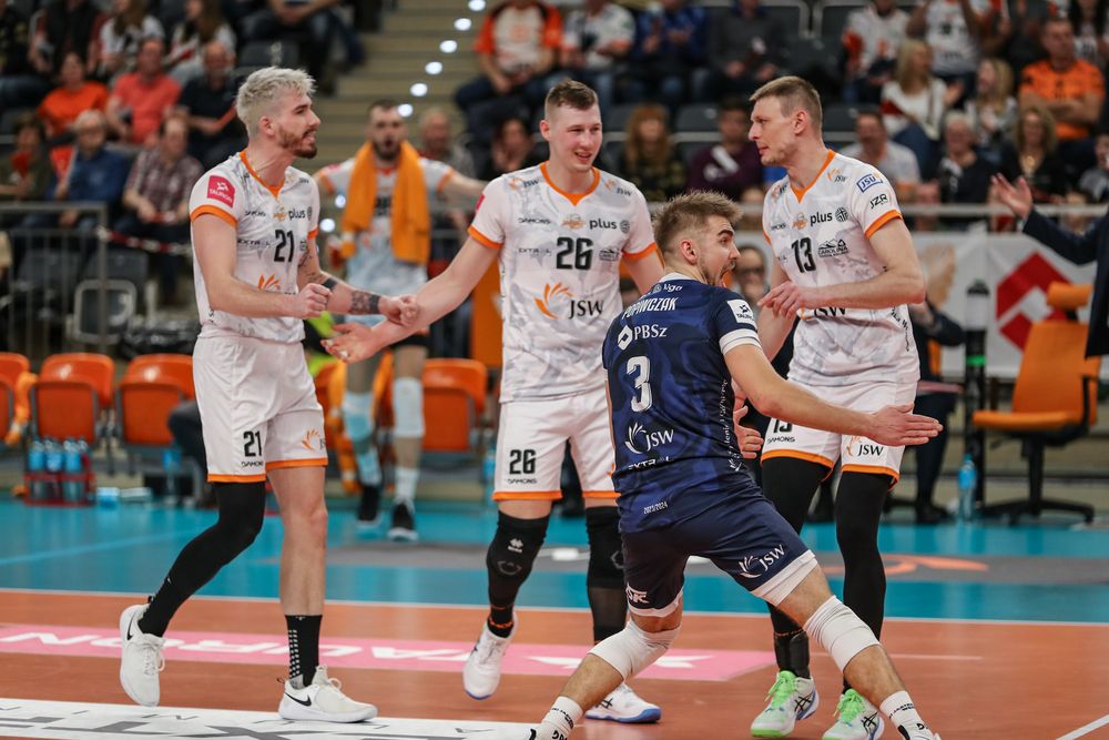 Zdjęcie przedstawia zawodników Jastrzębskiego Węgla podczas gry. 