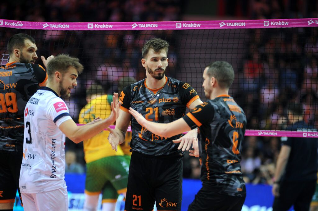 Zdjęcie przedstawia mecz siatkarzy Jastrzębskiego Węgla z Aluronem CMC Wartą Zawiercie.