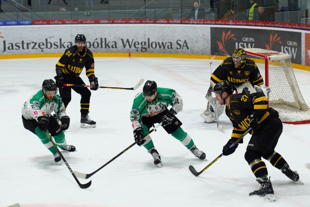 Zdjęcie przedstawia mecz hokeistów JKH GKS Jastrzębie.