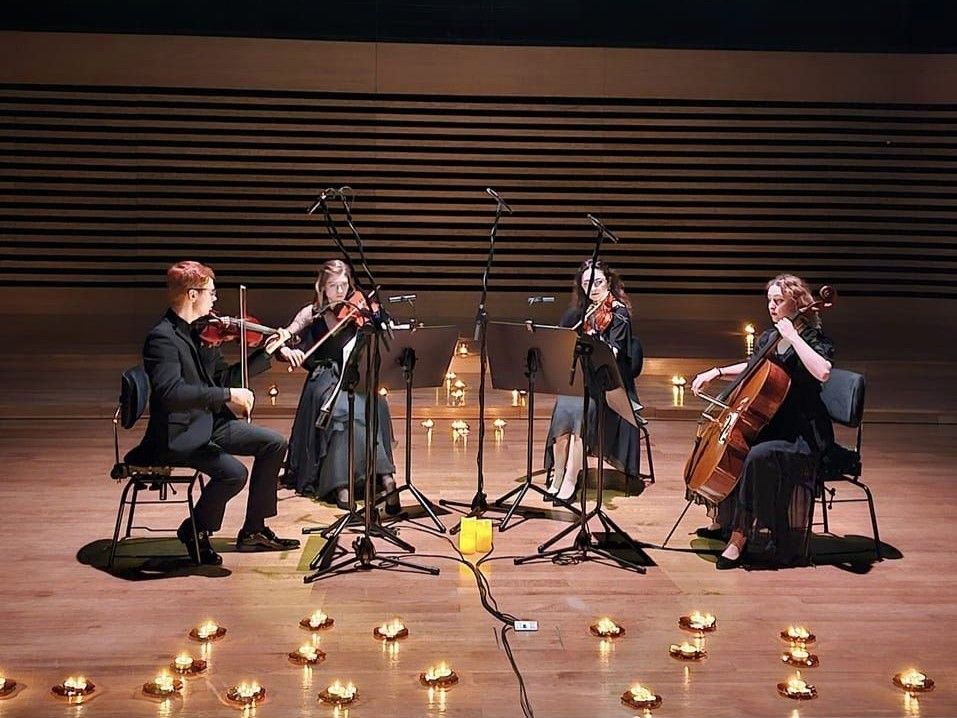 Zdjęcie przedstawia 4 muzyków grających w Sali Koncertowej w PSM.