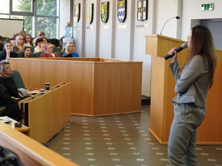 Zdjęcie przedstawia spotkanie na Sali Sesyjnej Rady Miasta.