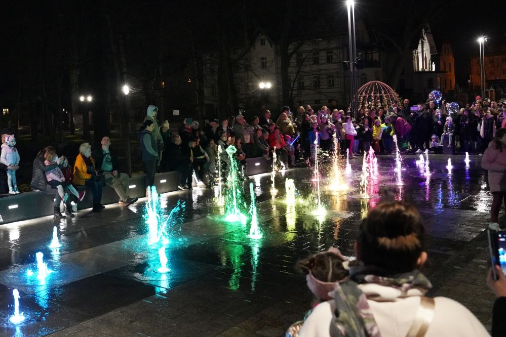 Na zdjęciu pokaz fontann. 