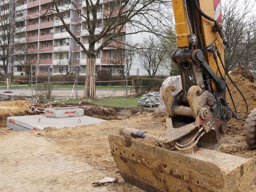Zdjęcie przedstawia prace na placu z Rybą.