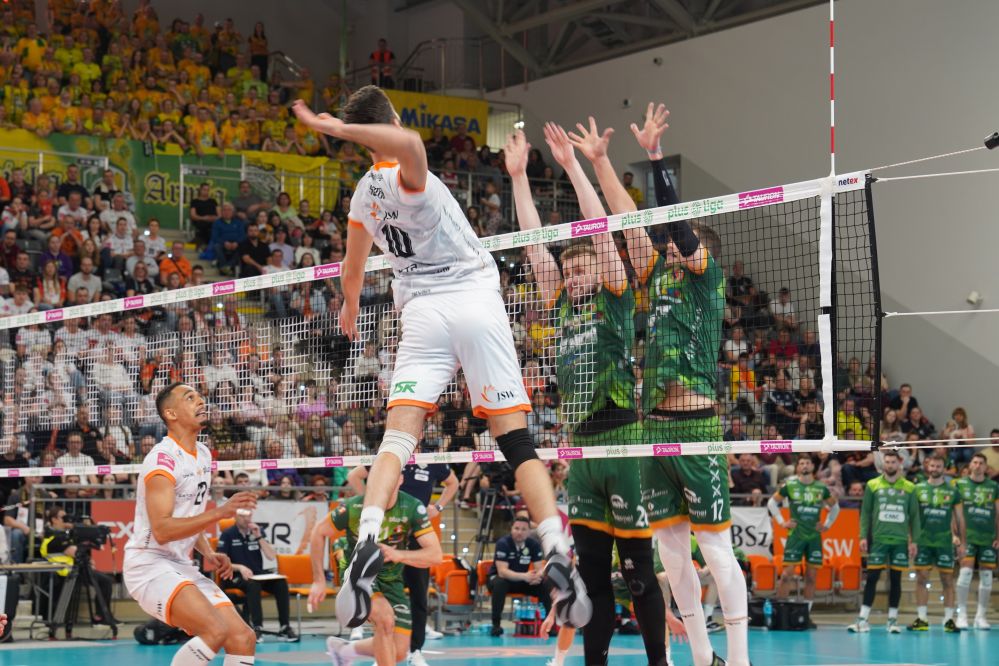 Zdjęcie przedstawia fragment meczu. 