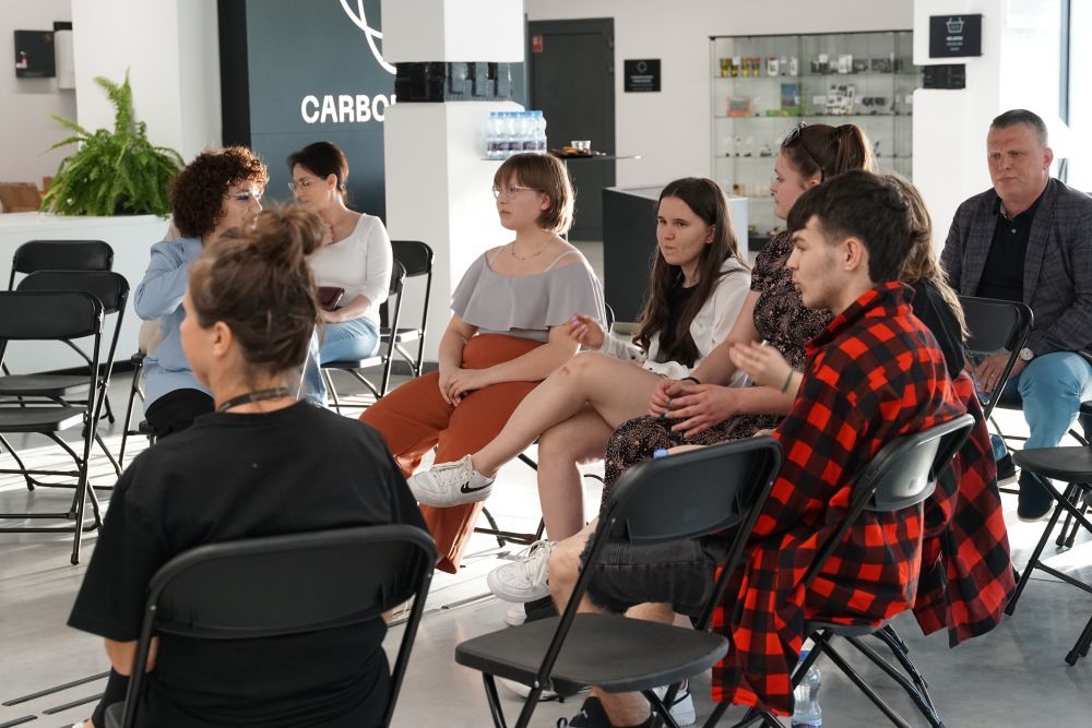 Zdjęcie przedstwia ludzi podczas spotkana w Łaźni Moszczenica