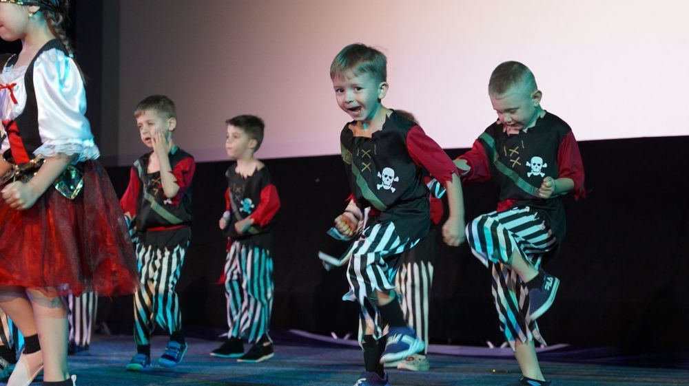 Zdjęcie przedstawia dzieci.