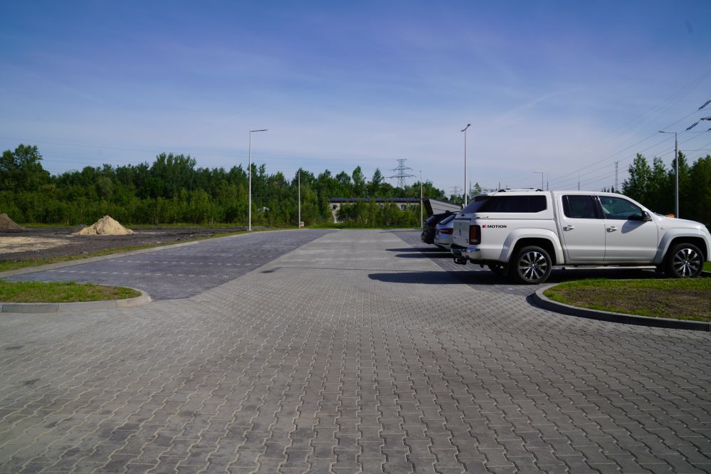 Zdjęcie przedstawia odbiór nowego parkingu na ulicy Towarowej. 