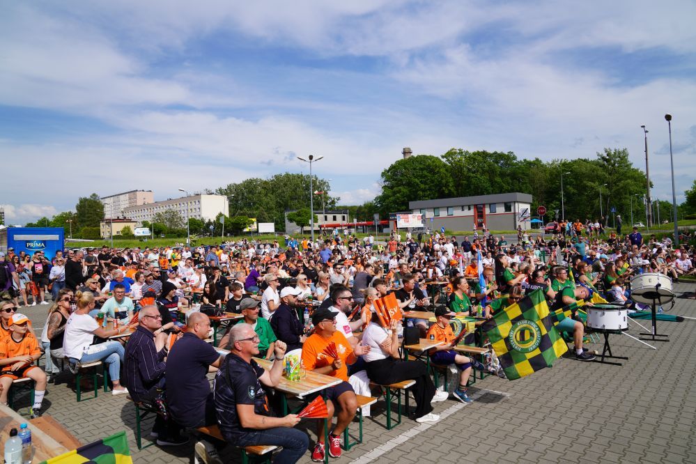 Na zdjęciu kibice w Strefie Kibica pod Halą Widowiskowo-Sportową. 