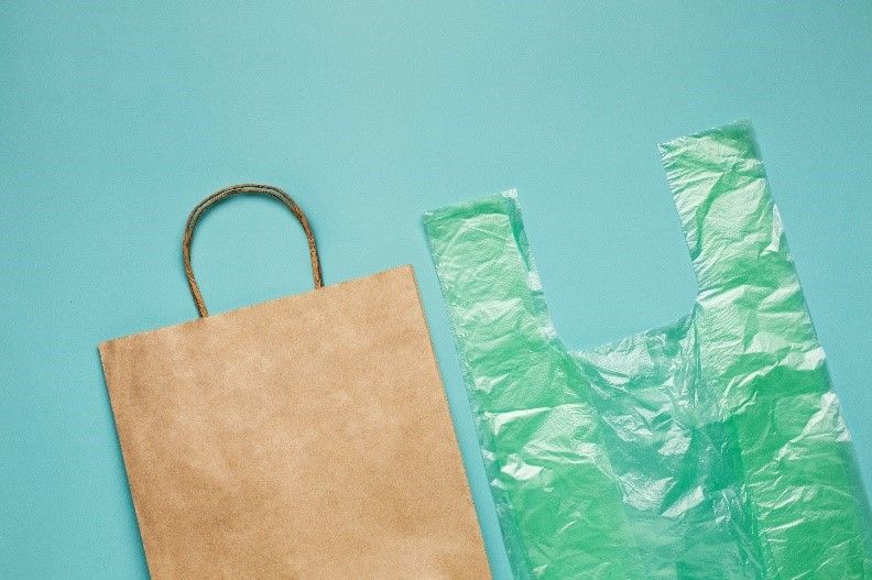 Zdjęcie poglądowe przedstawijące jedną torbę papierową a druga plastikową. 