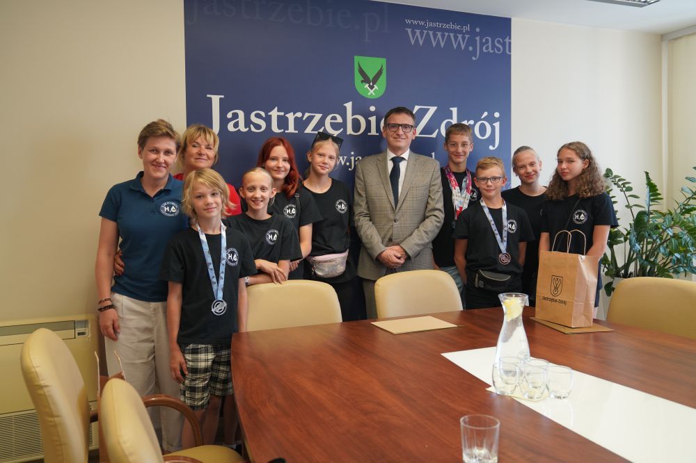 Zdjęcie przedstawia spotkanie Prezydenta Miasta z zawodnikami Klubu Pływackiego H2O.