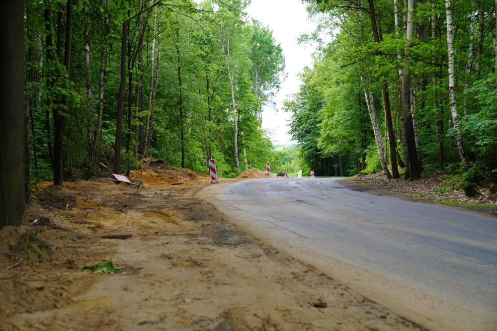 Zdjęcie przedstawia remontowaną ulicę Połomską.