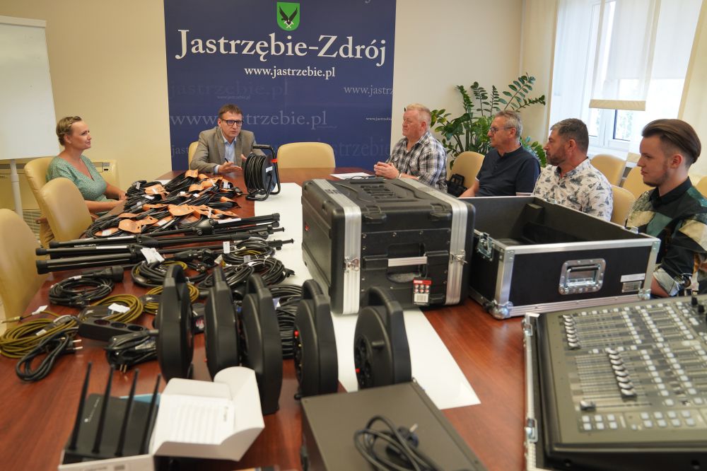 Zdjęcie przedstawia przekazanie sprzętu Sołectwu Bzie.