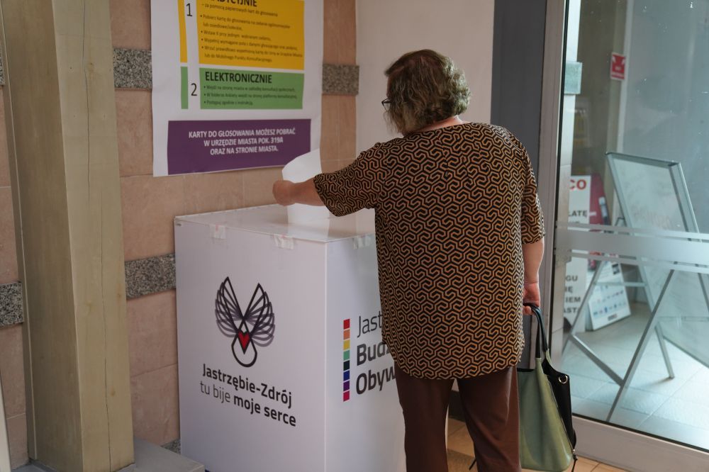 Zdjęcie przedstawia moment głosowania w Jastrzębskim Budżecie Obywatelskim.
