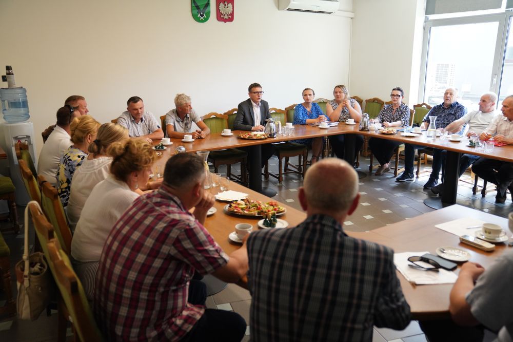 Zdjęcie przedstawia spotkanie z jednostkami pomocniczymi.