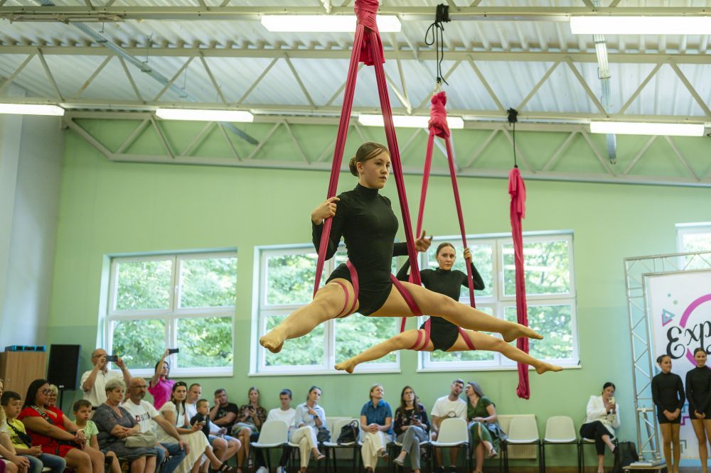 Zdjęcie przedstawiają galę akrobatyki na szarfach.
