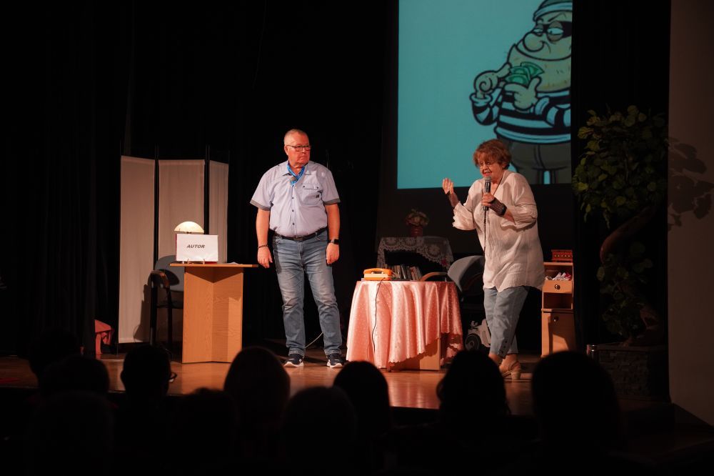 Zdjęcie przedstawia zakończeie roku Uniwersytetu Trzeciego Wieku.