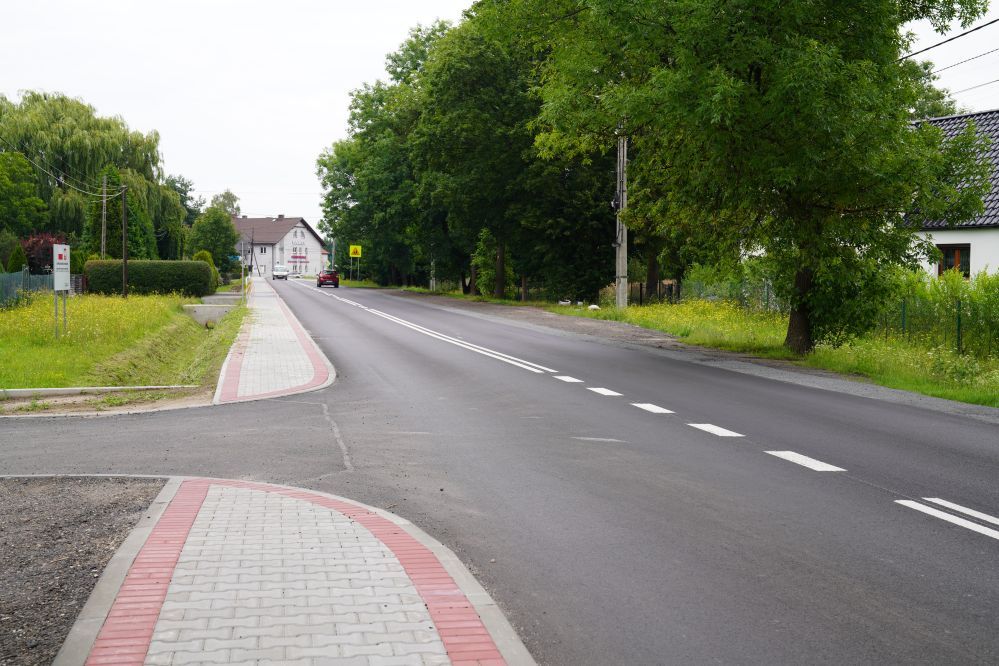Zdjęcie przedstawia wyremontowaną ulicę Niepodległości.
