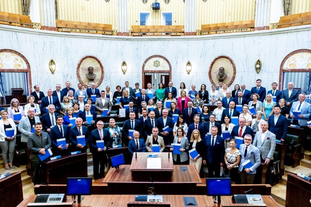 Zdjęcie przedstawia wręczenie listu gratulacyjnego.