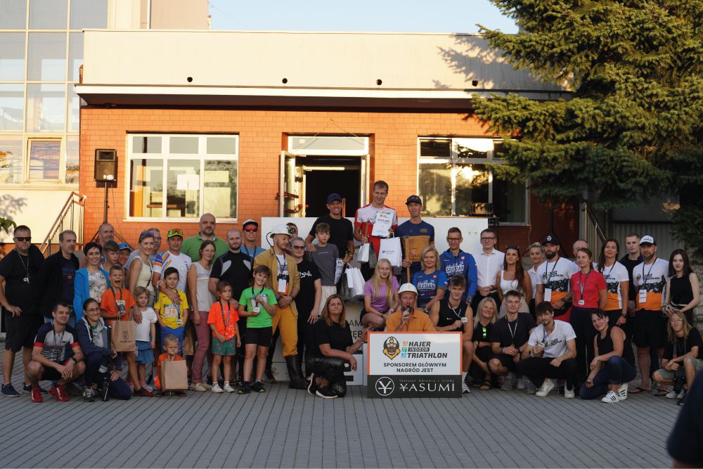Zdjęcie grupowe zawodów Hajer Indoor Triathlon 2024