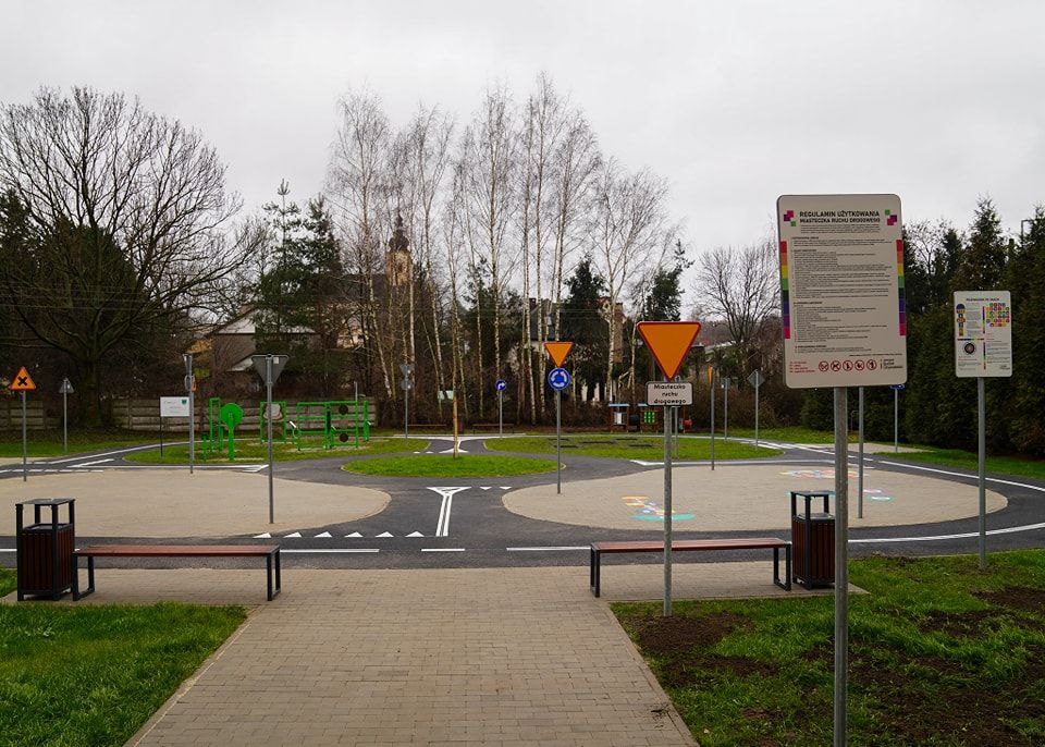 Zdjęcie miasteczka ruchu drogowego.