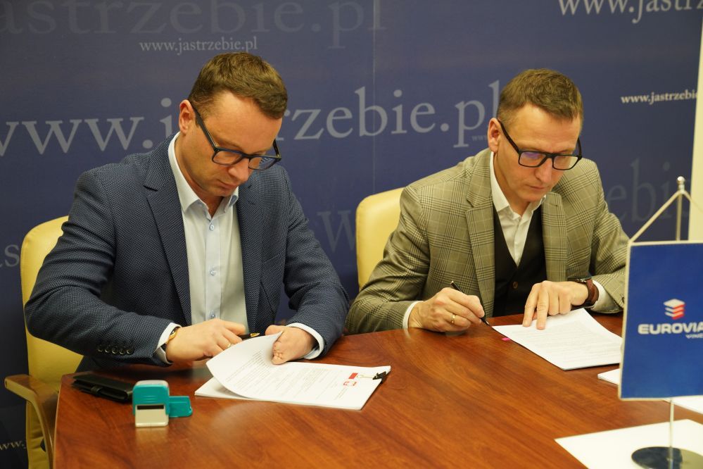 Zdjęcie przedstawia podpisanie umowy.