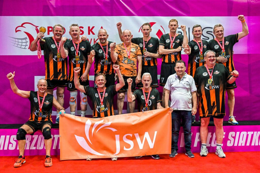 Druzyna Oldbojów Jastrzębskiego Węgla na podium ze złotymi medalami