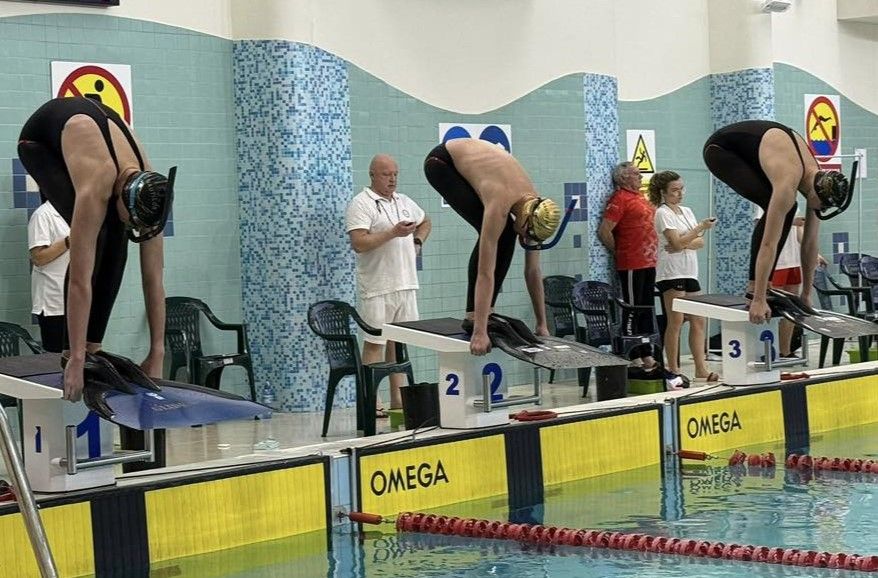 Pływaczki przed startem na słupku