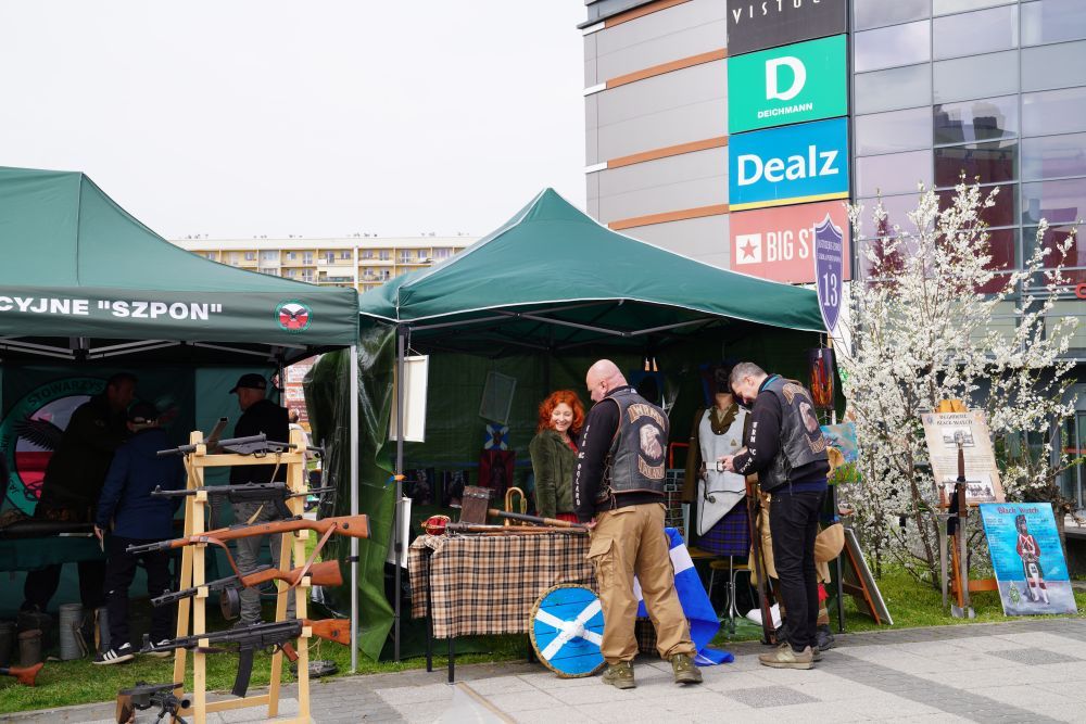 Zjęcie przedstawia uczestników wydarzenia "Bura Suka"