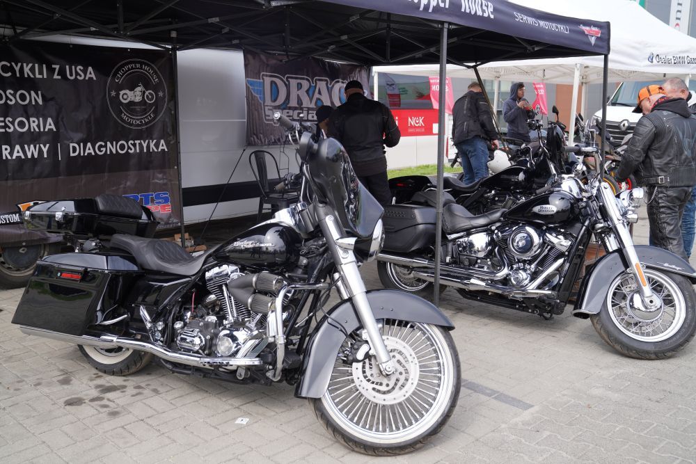 Zjęcie przedstawia motory