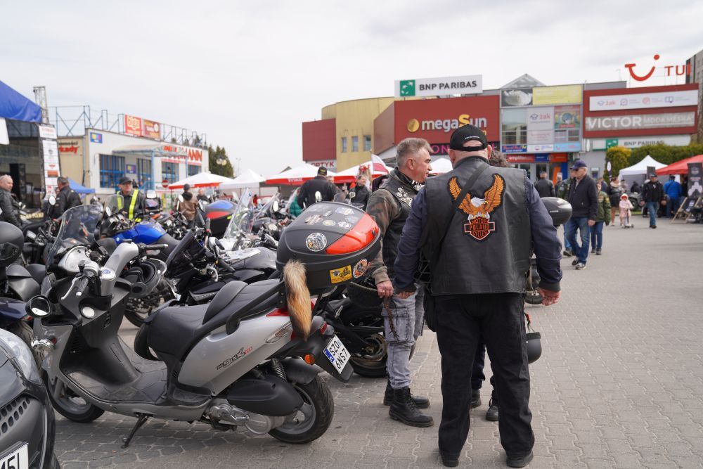 Zjęcie przedstawia uczestników wydarzenia "Bura Suka"