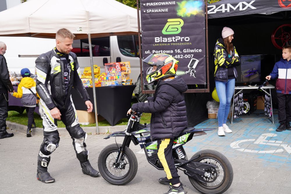 Zjęcie przedstawia uczestników wydarzenia "Bura Suka"