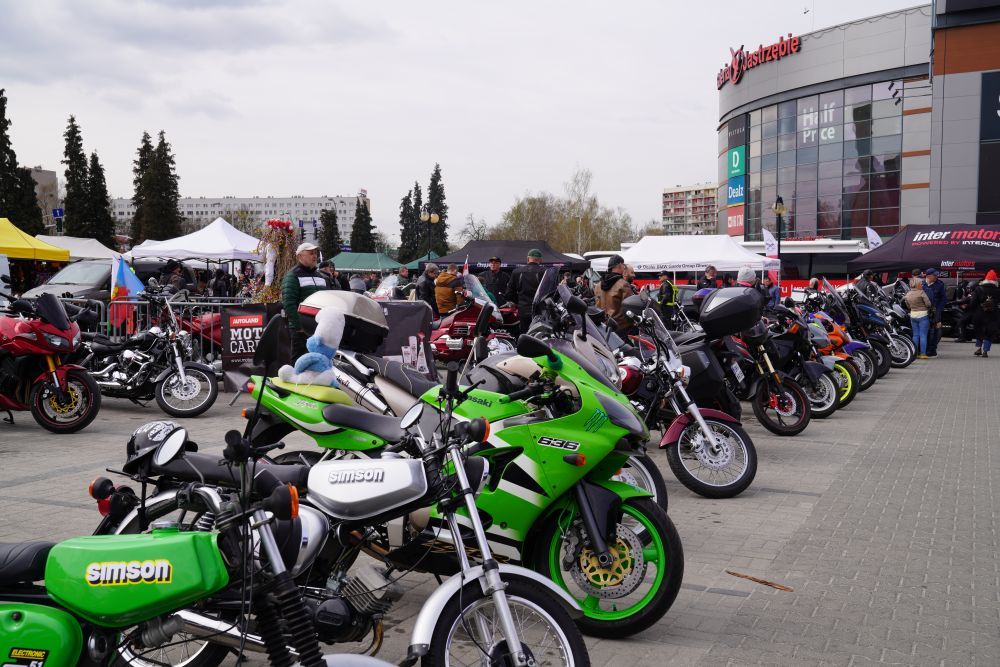 Zjęcie przedstawia uczestników wydarzenia "Bura Suka"