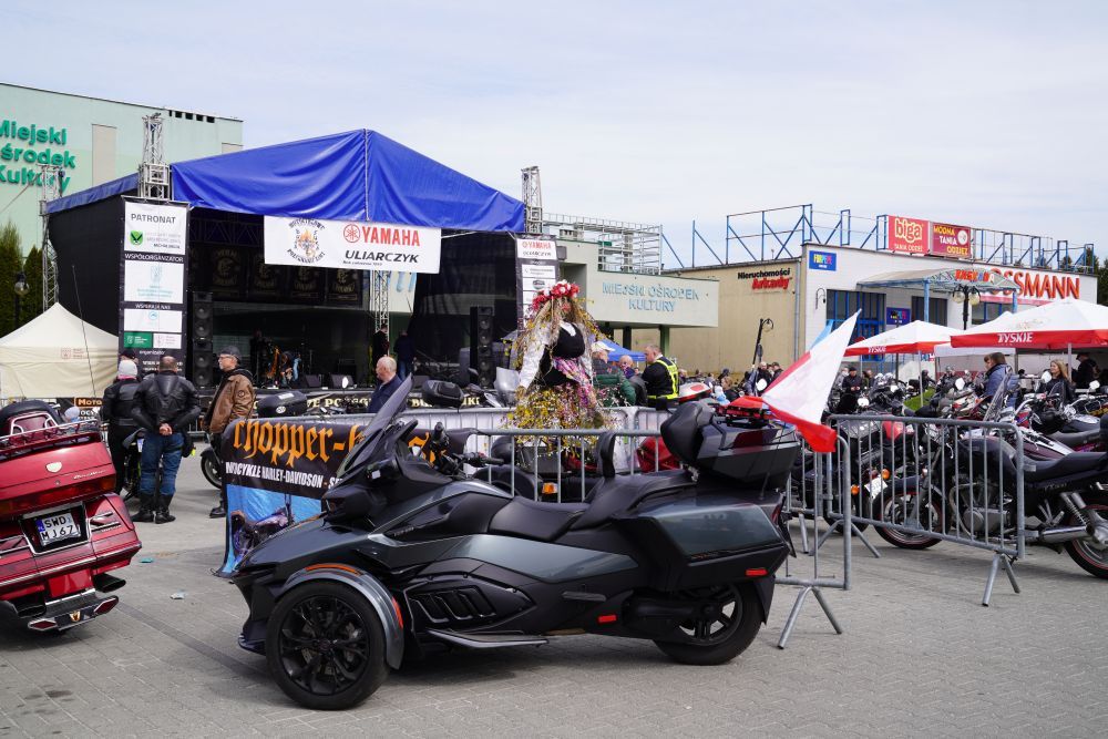 Zjęcie przedstawia uczestników wydarzenia "Bura Suka"