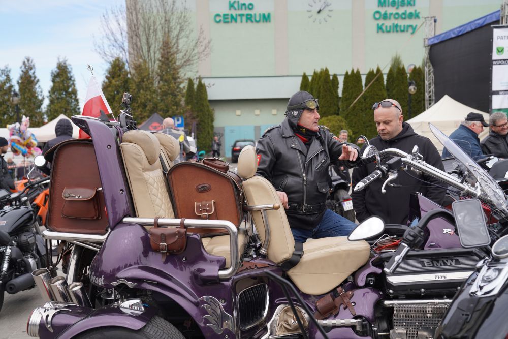 Zjęcie przedstawia uczestników wydarzenia "Bura Suka"