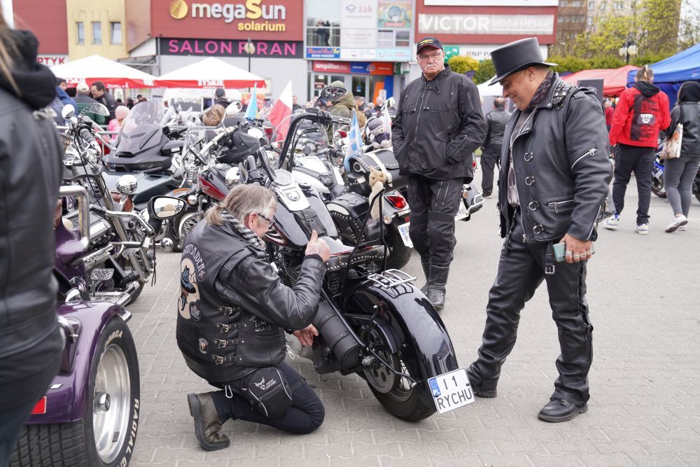 Zjęcie przedstawia uczestników wydarzenia "Bura Suka"