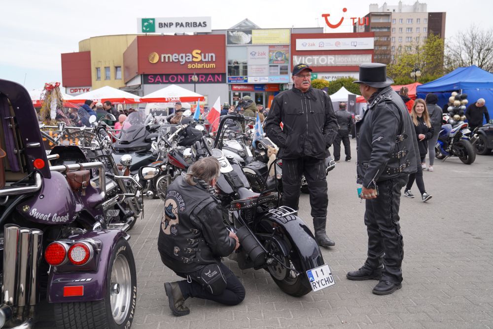 Zjęcie przedstawia uczestników wydarzenia "Bura Suka"