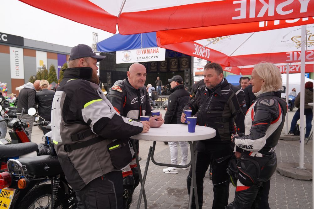 Zjęcie przedstawia uczestników wydarzenia "Bura Suka"