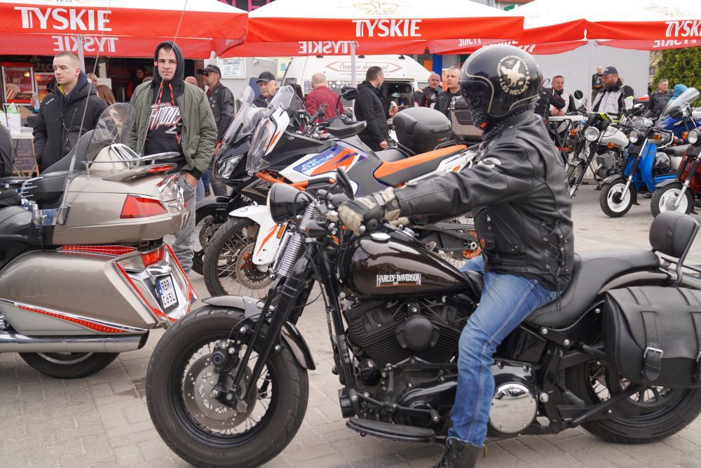 Zjęcie przedstawia uczestników wydarzenia "Bura Suka"