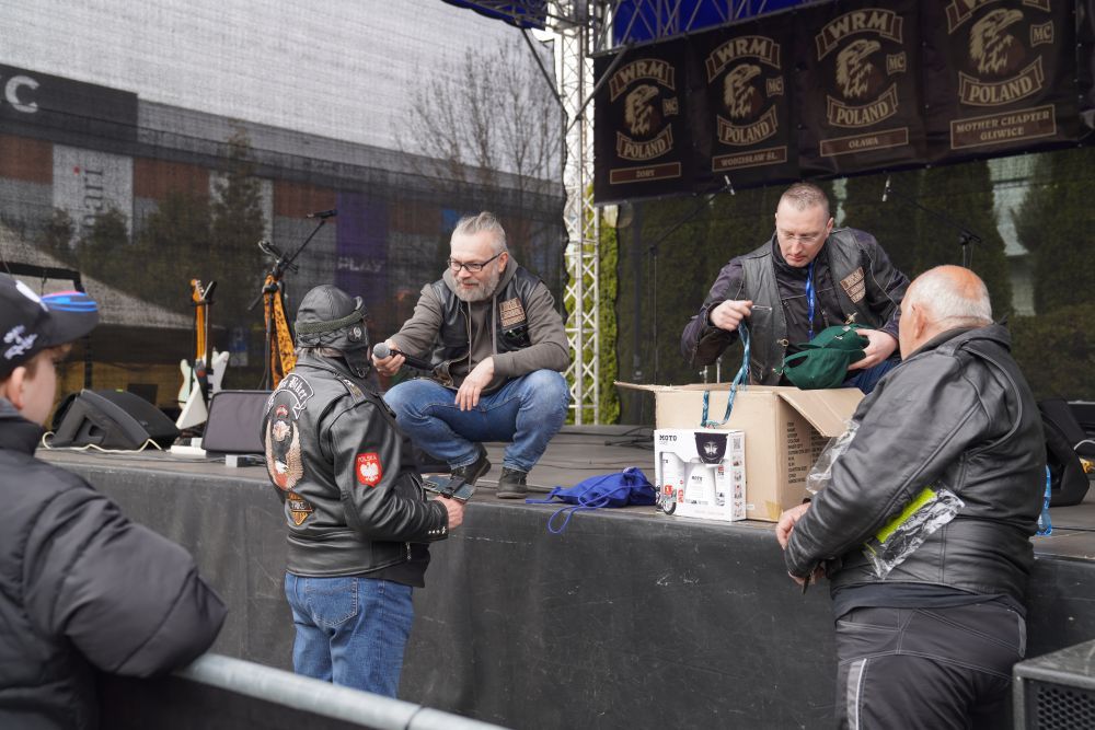 Zjęcie przedstawia uczestników wydarzenia "Bura Suka"