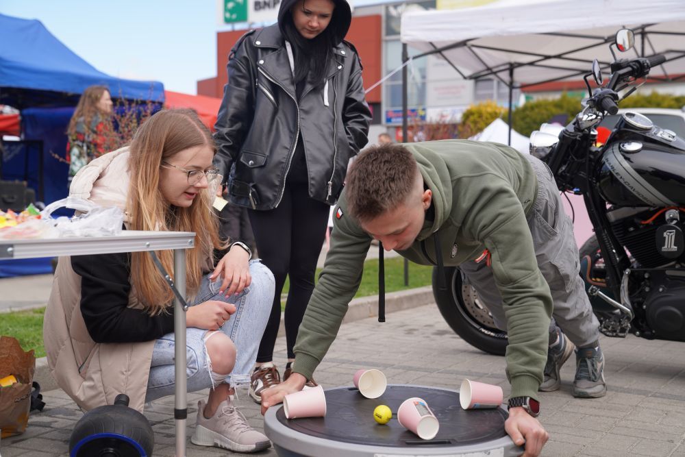 Zjęcie przedstawia uczestników wydarzenia "Bura Suka"
