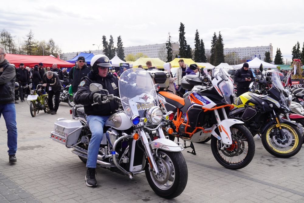 Zjęcie przedstawia uczestników wydarzenia "Bura Suka"