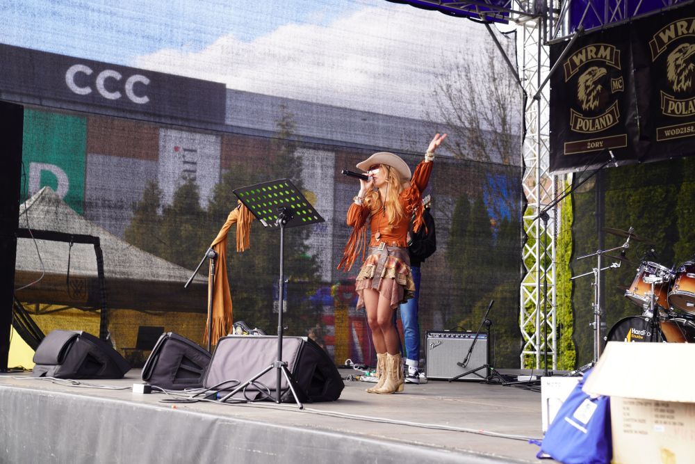 Zjęcie przedstawia uczestników wydarzenia "Bura Suka"