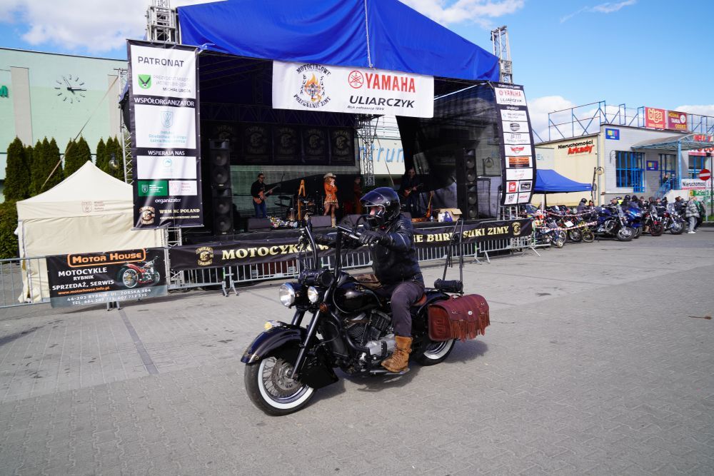 Zjęcie przedstawia uczestników wydarzenia "Bura Suka"