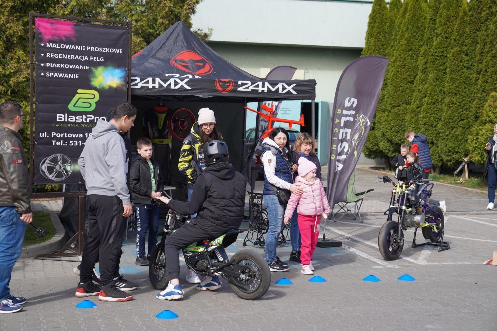 Zjęcie przedstawia uczestników wydarzenia "Bura Suka"