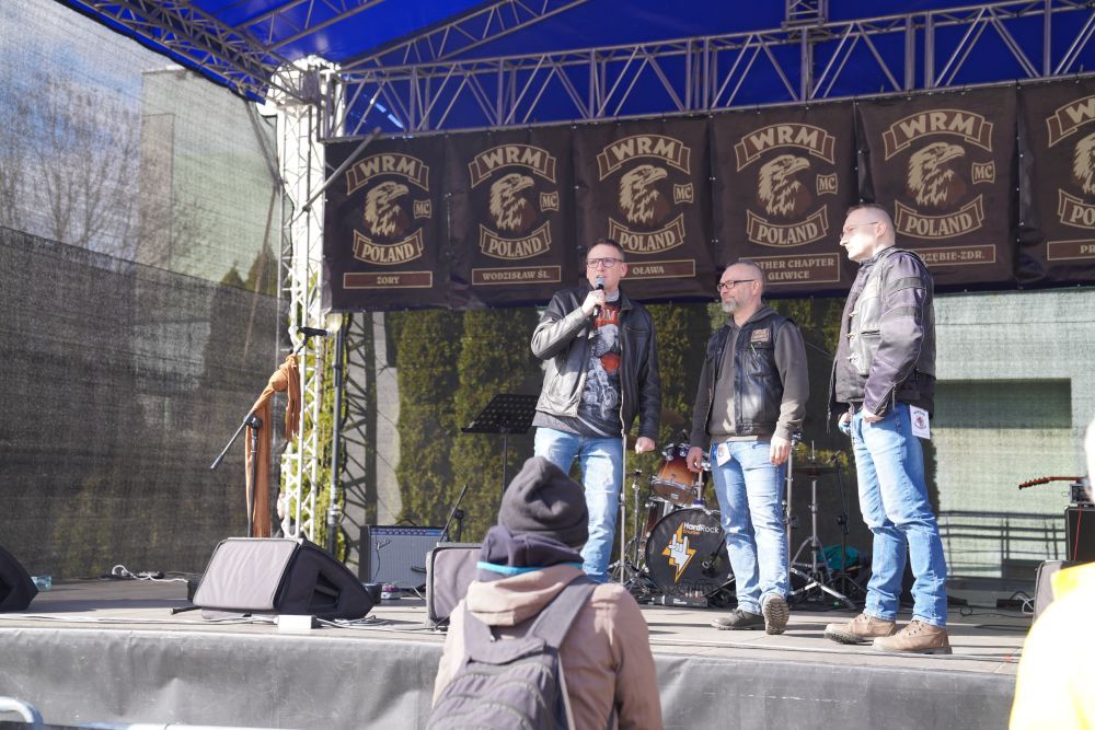 Zjęcie przedstawia uczestników wydarzenia "Bura Suka"