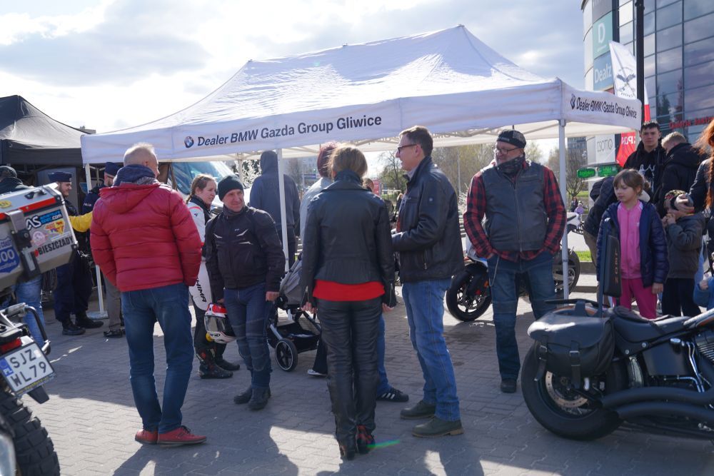 Zjęcie przedstawia uczestników wydarzenia "Bura Suka"