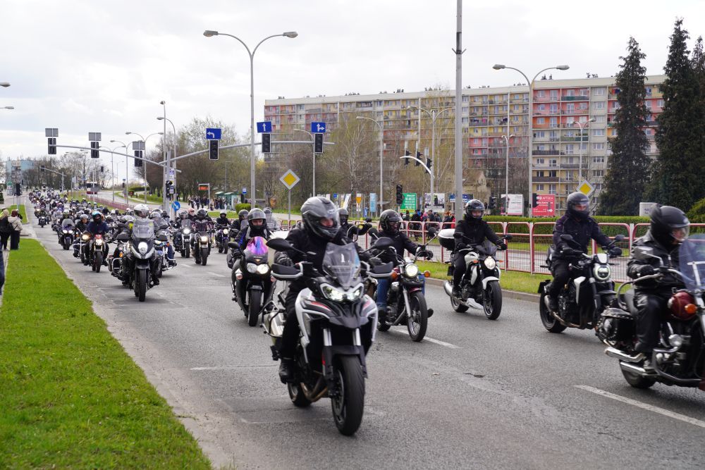 Zdjecie przedstawia paradę motocyklistów ulicami miasta.