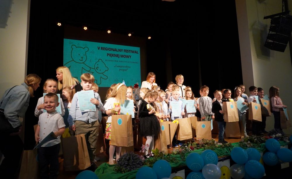 Dzieci na scenie z prezentami