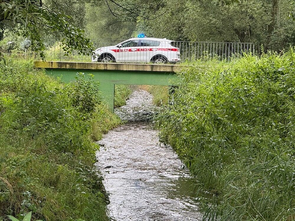 Samochód osobowy straży pożarnej na moście