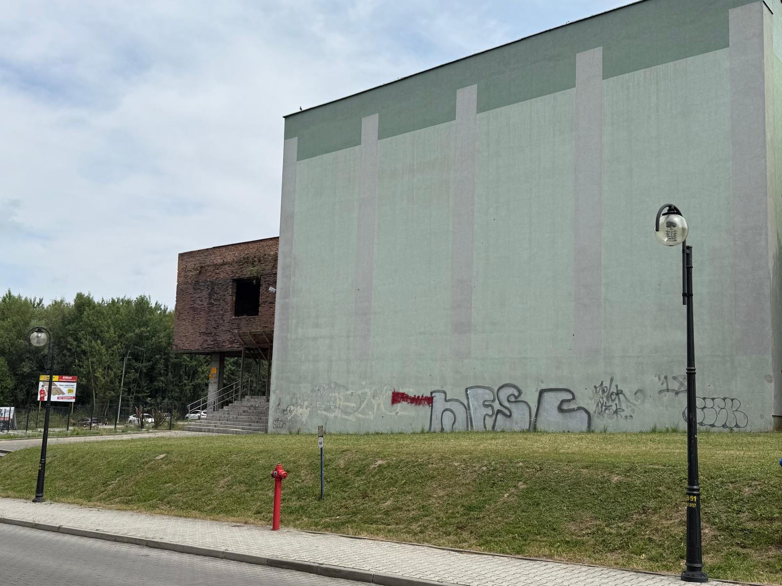 Boczna ściana z kilkoma graffiti